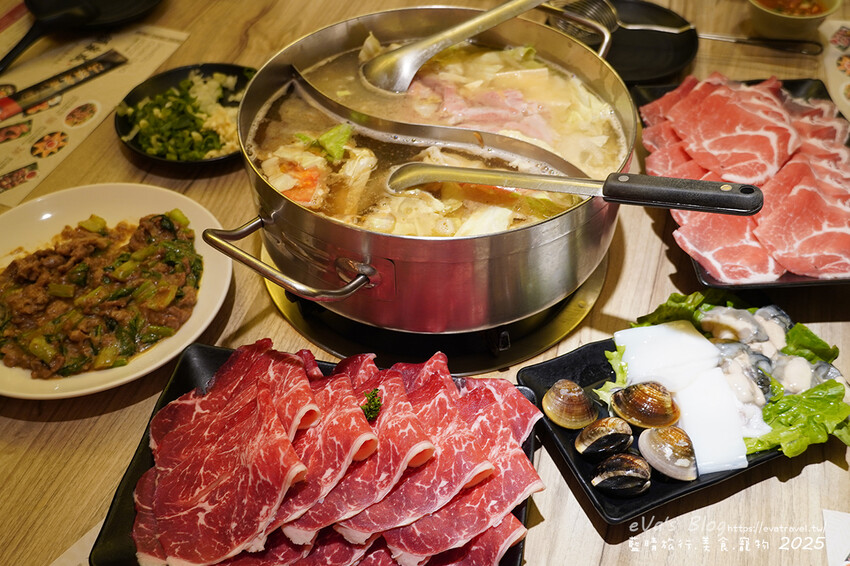 高雄市新興區【高雄火鍋】汕頭泉成沙茶火鍋(高雄美麗島中山總店)(寵物友善餐廳),堪稱台灣沙茶火鍋第一家,汕頭扁魚鍋湯頭濃郁鮮美,獨門沙茶沾醬是精華所在還有沙茶熱炒。高雄美食