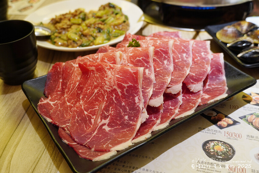 高雄市新興區【高雄火鍋】汕頭泉成沙茶火鍋(高雄美麗島中山總店)(寵物友善餐廳),堪稱台灣沙茶火鍋第一家,汕頭扁魚鍋湯頭濃郁鮮美,獨門沙茶沾醬是精華所在還有沙茶熱炒。高雄美食