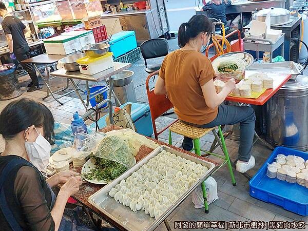 黑豬肉水餃04-一旁包不停.jpg 黑豬肉水餃04-一旁包不停.jpg