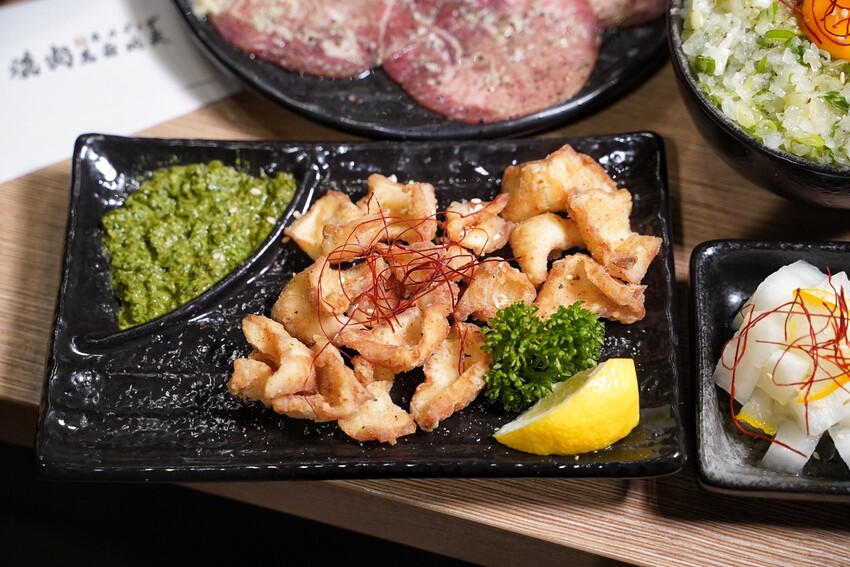 新竹燒肉新選擇！「燒肉モルディブ馬爾地夫」是一間主打內臟為主的度假型燒肉店，擁有日式的用餐氛圍及環境，更有日本職人精神的態度！ - 阿華田的美食日記