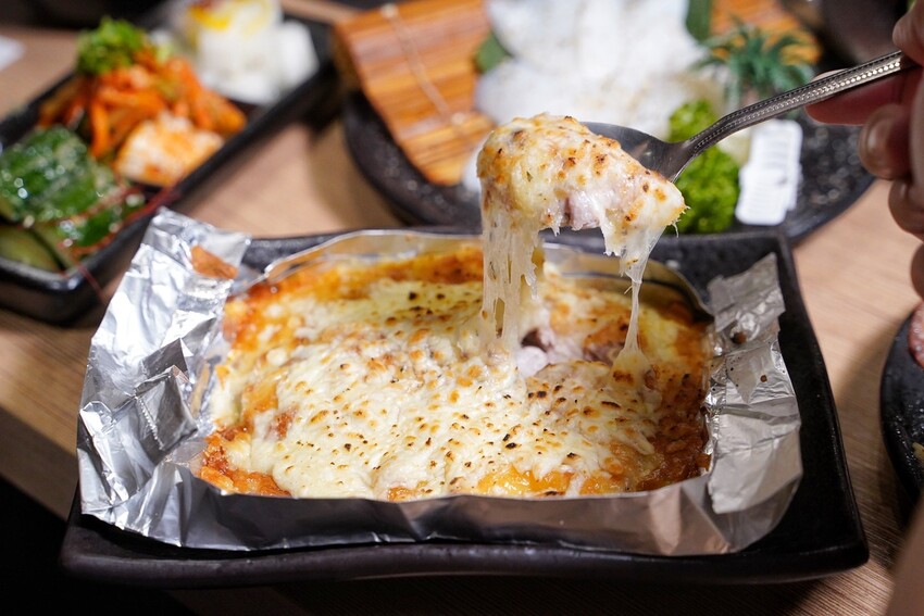 新竹燒肉新選擇！「燒肉モルディブ馬爾地夫」是一間主打內臟為主的度假型燒肉店，擁有日式的用餐氛圍及環境，更有日本職人精神的態度！ - 阿華田的美食日記