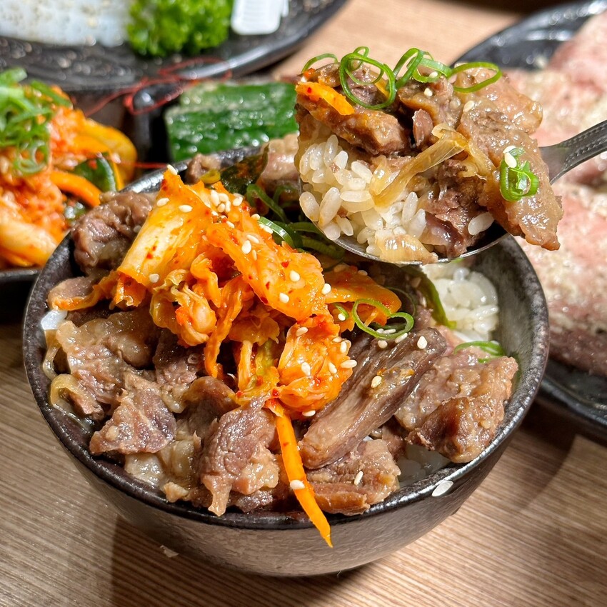 新竹燒肉新選擇！「燒肉モルディブ馬爾地夫」是一間主打內臟為主的度假型燒肉店，擁有日式的用餐氛圍及環境，更有日本職人精神的態度！ - 阿華田的美食日記