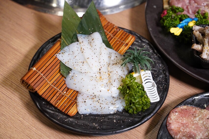 新竹燒肉新選擇！「燒肉モルディブ馬爾地夫」是一間主打內臟為主的度假型燒肉店，擁有日式的用餐氛圍及環境，更有日本職人精神的態度！ - 阿華田的美食日記