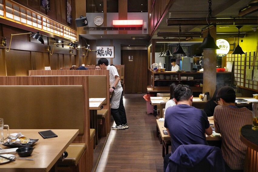 新竹燒肉新選擇！「燒肉モルディブ馬爾地夫」是一間主打內臟為主的度假型燒肉店，擁有日式的用餐氛圍及環境，更有日本職人精神的態度！ - 阿華田的美食日記