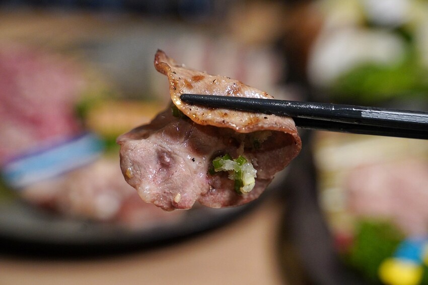 新竹燒肉新選擇！「燒肉モルディブ馬爾地夫」是一間主打內臟為主的度假型燒肉店，擁有日式的用餐氛圍及環境，更有日本職人精神的態度！ - 阿華田的美食日記