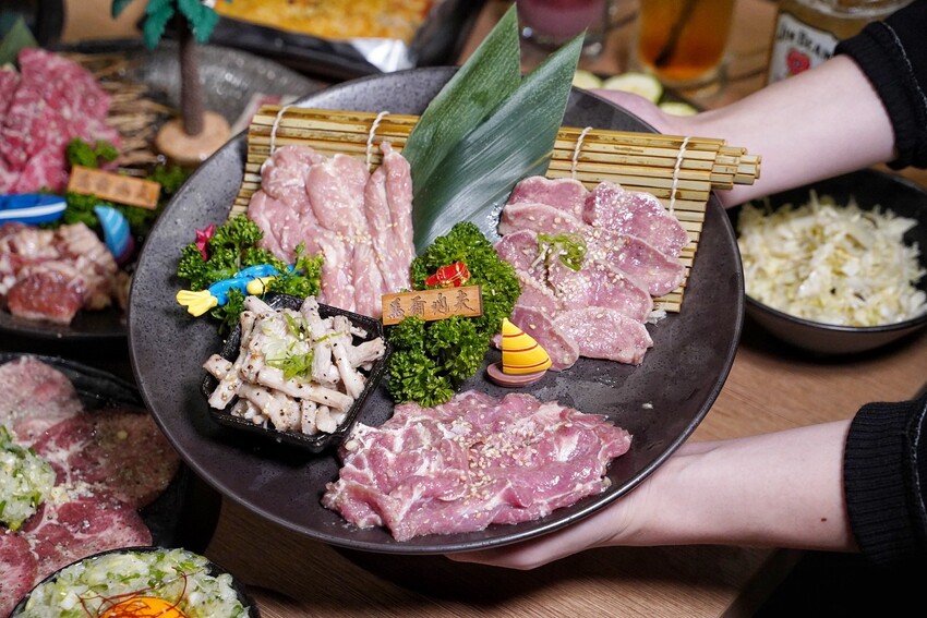 新竹燒肉新選擇！「燒肉モルディブ馬爾地夫」是一間主打內臟為主的度假型燒肉店，擁有日式的用餐氛圍及環境，更有日本職人精神的態度！ - 阿華田的美食日記
