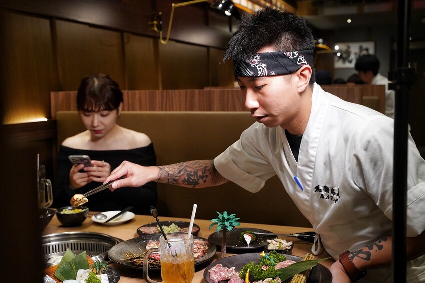 新竹燒肉新選擇！「燒肉モルディブ馬爾地夫」是一間主打內臟為主的度假型燒肉店，擁有日式的用餐氛圍及環境，更有日本職人精神的態度！ - 阿華田的美食日記