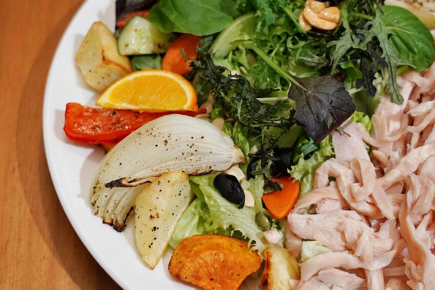 這是我吃過最大盤的溫沙拉！外帶溫沙拉3種蛋白質搭5種配料超澎湃，160元丼飯滿到看不到藜麥飯