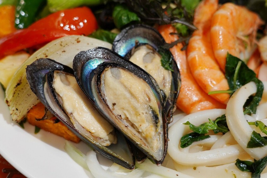 這是我吃過最大盤的溫沙拉！外帶溫沙拉3種蛋白質搭5種配料超澎湃，160元丼飯滿到看不到藜麥飯