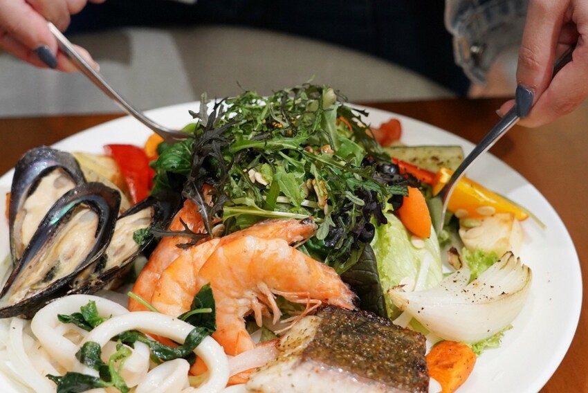 這是我吃過最大盤的溫沙拉！外帶溫沙拉3種蛋白質搭5種配料超澎湃，160元丼飯滿到看不到藜麥飯