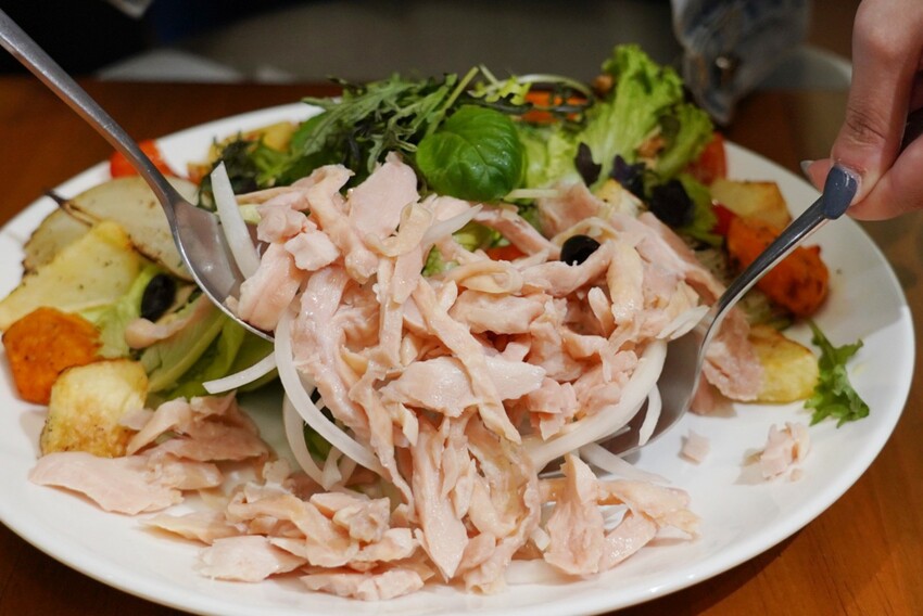 這是我吃過最大盤的溫沙拉！外帶溫沙拉3種蛋白質搭5種配料超澎湃，160元丼飯滿到看不到藜麥飯