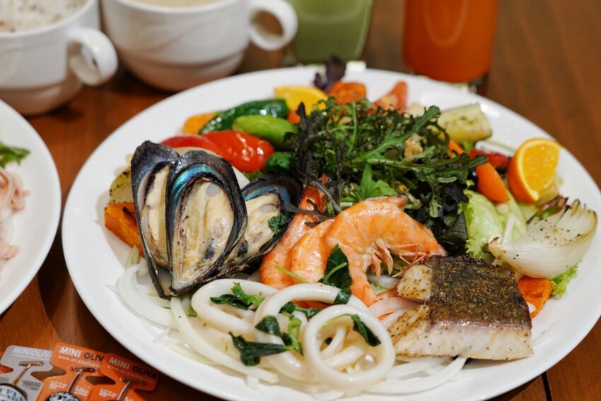 這是我吃過最大盤的溫沙拉！外帶溫沙拉3種蛋白質搭5種配料超澎湃，160元丼飯滿到看不到藜麥飯