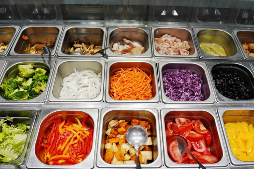 這是我吃過最大盤的溫沙拉！外帶溫沙拉3種蛋白質搭5種配料超澎湃，160元丼飯滿到看不到藜麥飯