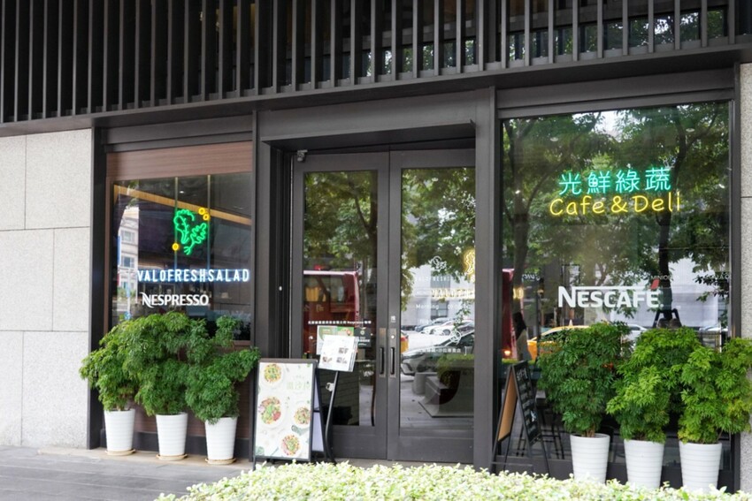 這是我吃過最大盤的溫沙拉！外帶溫沙拉3種蛋白質搭5種配料超澎湃，160元丼飯滿到看不到藜麥飯