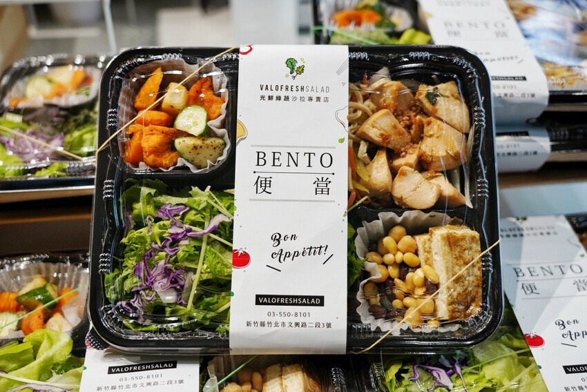 這是我吃過最大盤的溫沙拉！外帶溫沙拉3種蛋白質搭5種配料超澎湃，160元丼飯滿到看不到藜麥飯