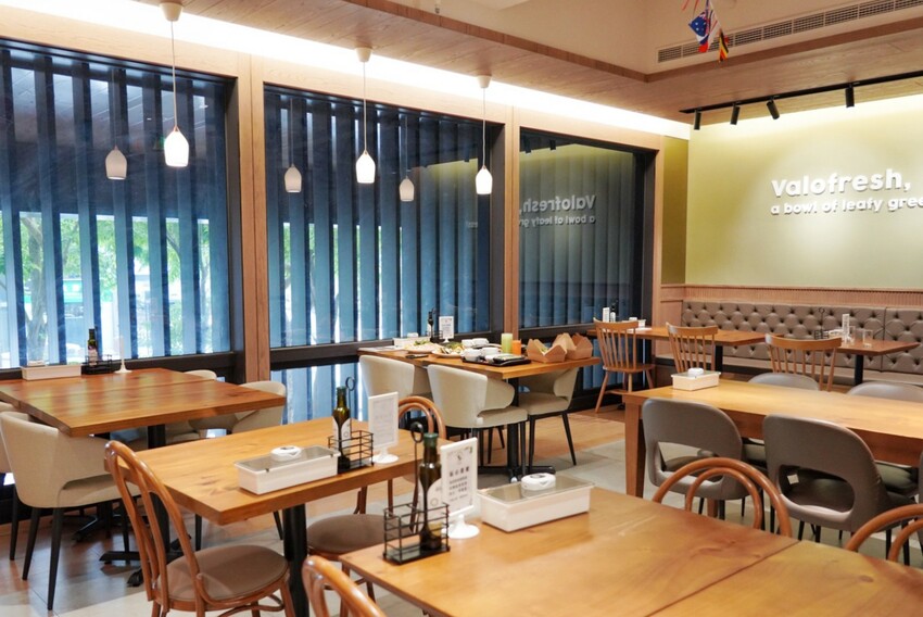 這是我吃過最大盤的溫沙拉！外帶溫沙拉3種蛋白質搭5種配料超澎湃，160元丼飯滿到看不到藜麥飯