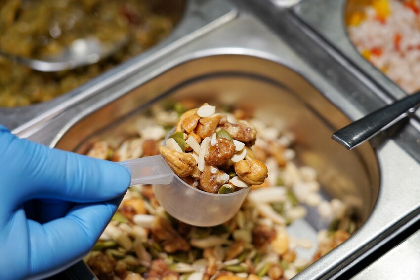 這是我吃過最大盤的溫沙拉！外帶溫沙拉3種蛋白質搭5種配料超澎湃，160元丼飯滿到看不到藜麥飯