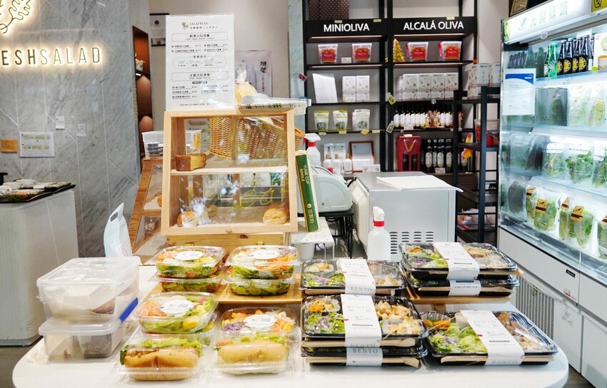 這是我吃過最大盤的溫沙拉！外帶溫沙拉3種蛋白質搭5種配料超澎湃，160元丼飯滿到看不到藜麥飯