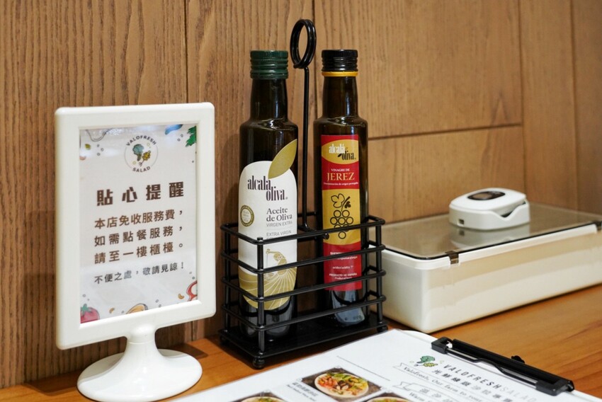 這是我吃過最大盤的溫沙拉！外帶溫沙拉3種蛋白質搭5種配料超澎湃，160元丼飯滿到看不到藜麥飯