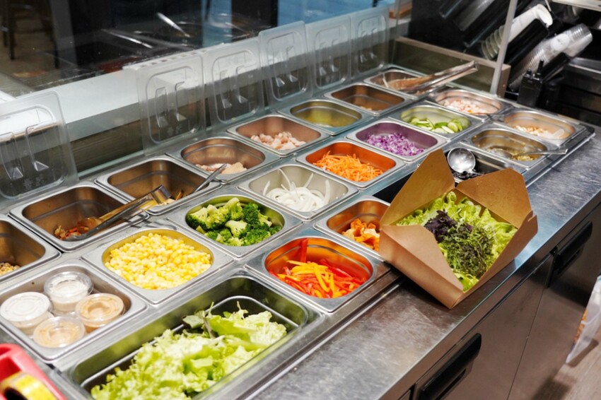 這是我吃過最大盤的溫沙拉！外帶溫沙拉3種蛋白質搭5種配料超澎湃，160元丼飯滿到看不到藜麥飯