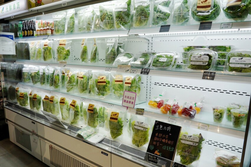 這是我吃過最大盤的溫沙拉！外帶溫沙拉3種蛋白質搭5種配料超澎湃，160元丼飯滿到看不到藜麥飯