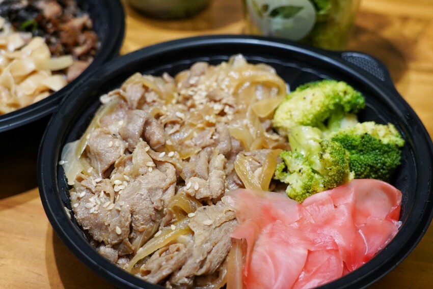 這是我吃過最大盤的溫沙拉！外帶溫沙拉3種蛋白質搭5種配料超澎湃，160元丼飯滿到看不到藜麥飯