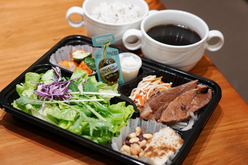 這是我吃過最大盤的溫沙拉！外帶溫沙拉3種蛋白質搭5種配料超澎湃，160元丼飯滿到看不到藜麥飯