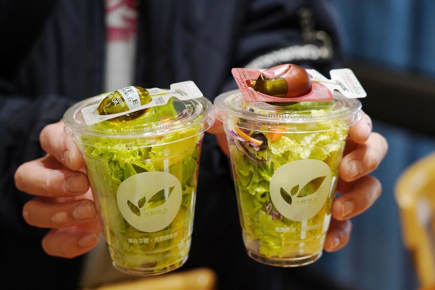 這是我吃過最大盤的溫沙拉！外帶溫沙拉3種蛋白質搭5種配料超澎湃，160元丼飯滿到看不到藜麥飯