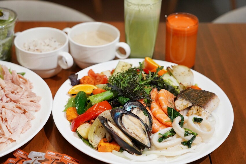 這是我吃過最大盤的溫沙拉！外帶溫沙拉3種蛋白質搭5種配料超澎湃，160元丼飯滿到看不到藜麥飯