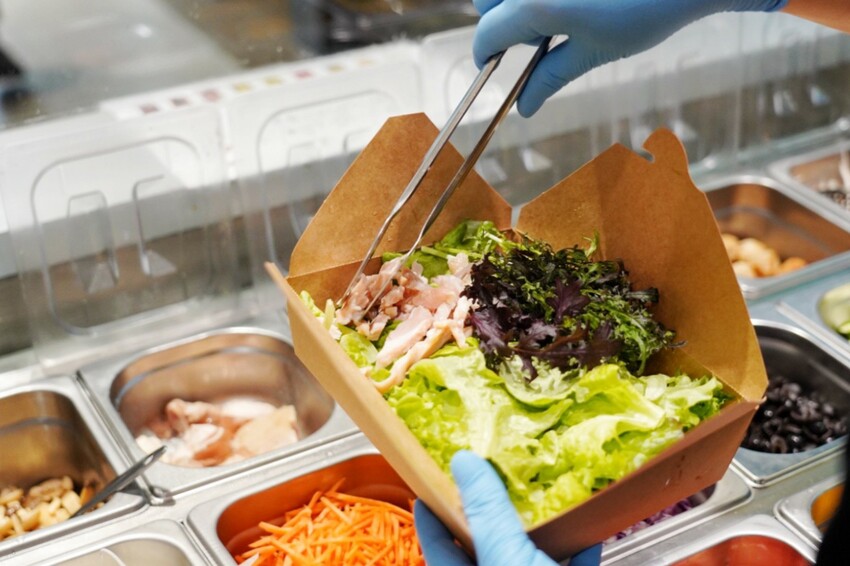 這是我吃過最大盤的溫沙拉！外帶溫沙拉3種蛋白質搭5種配料超澎湃，160元丼飯滿到看不到藜麥飯