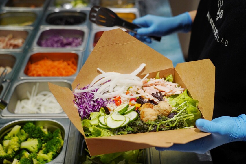 這是我吃過最大盤的溫沙拉！外帶溫沙拉3種蛋白質搭5種配料超澎湃，160元丼飯滿到看不到藜麥飯