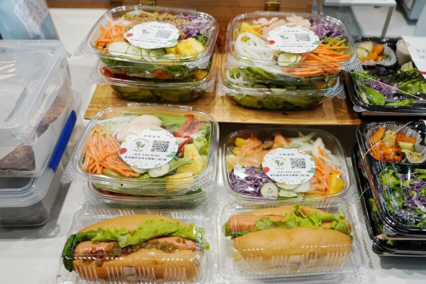 這是我吃過最大盤的溫沙拉！外帶溫沙拉3種蛋白質搭5種配料超澎湃，160元丼飯滿到看不到藜麥飯