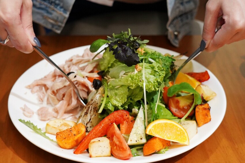 這是我吃過最大盤的溫沙拉！外帶溫沙拉3種蛋白質搭5種配料超澎湃，160元丼飯滿到看不到藜麥飯