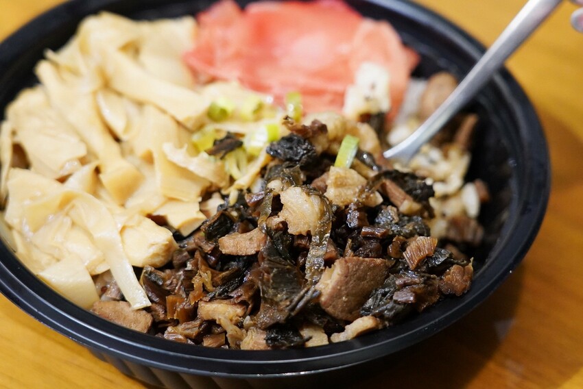 這是我吃過最大盤的溫沙拉！外帶溫沙拉3種蛋白質搭5種配料超澎湃，160元丼飯滿到看不到藜麥飯