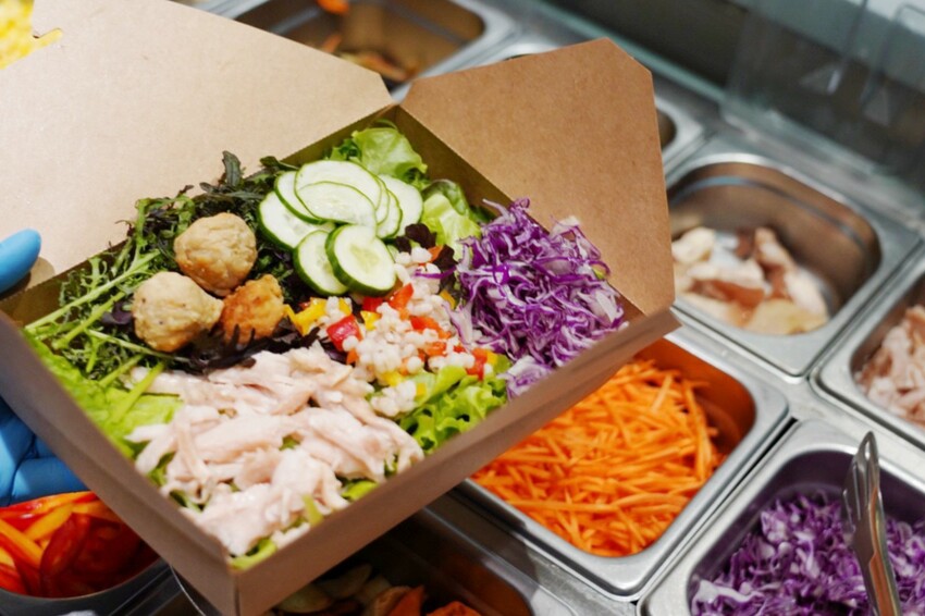 這是我吃過最大盤的溫沙拉！外帶溫沙拉3種蛋白質搭5種配料超澎湃，160元丼飯滿到看不到藜麥飯