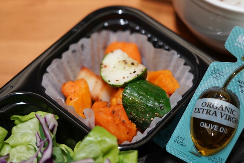 這是我吃過最大盤的溫沙拉！外帶溫沙拉3種蛋白質搭5種配料超澎湃，160元丼飯滿到看不到藜麥飯