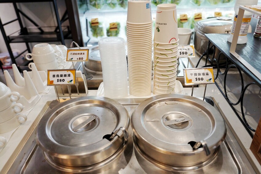 這是我吃過最大盤的溫沙拉！外帶溫沙拉3種蛋白質搭5種配料超澎湃，160元丼飯滿到看不到藜麥飯