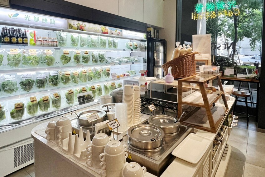 這是我吃過最大盤的溫沙拉！外帶溫沙拉3種蛋白質搭5種配料超澎湃，160元丼飯滿到看不到藜麥飯