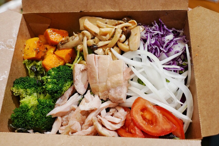 這是我吃過最大盤的溫沙拉！外帶溫沙拉3種蛋白質搭5種配料超澎湃，160元丼飯滿到看不到藜麥飯