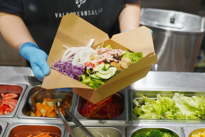 這是我吃過最大盤的溫沙拉！外帶溫沙拉3種蛋白質搭5種配料超澎湃，160元丼飯滿到看不到藜麥飯