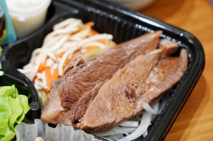 這是我吃過最大盤的溫沙拉！外帶溫沙拉3種蛋白質搭5種配料超澎湃，160元丼飯滿到看不到藜麥飯