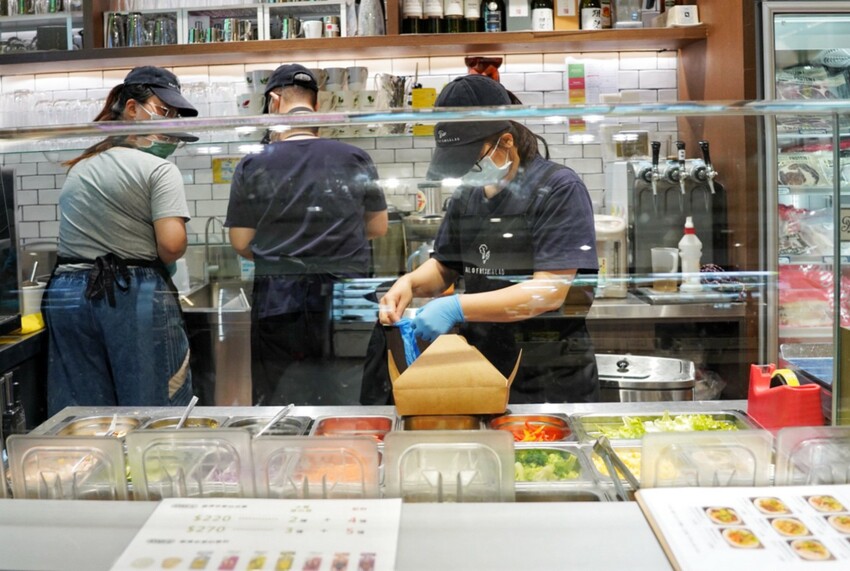 這是我吃過最大盤的溫沙拉！外帶溫沙拉3種蛋白質搭5種配料超澎湃，160元丼飯滿到看不到藜麥飯