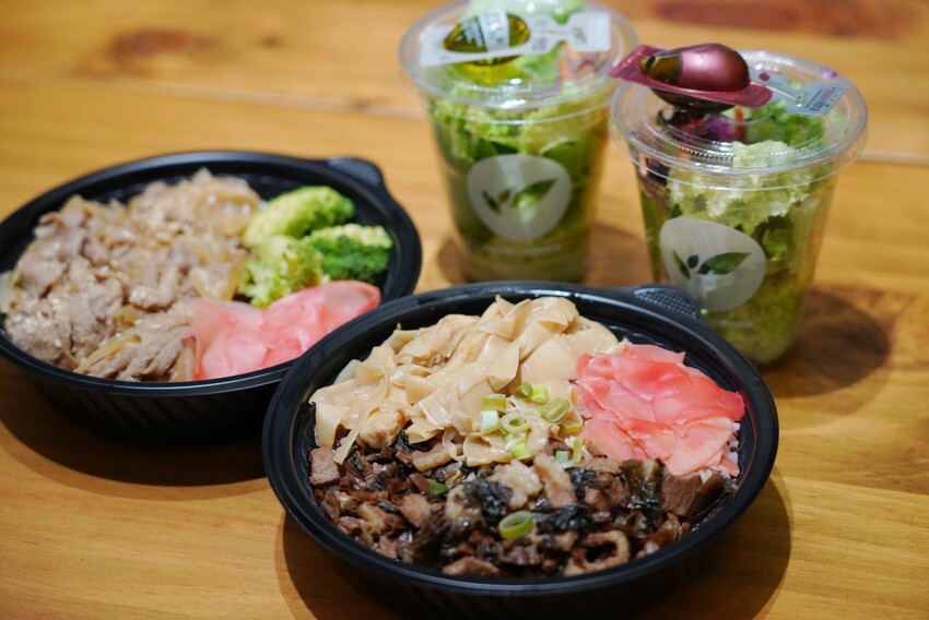 這是我吃過最大盤的溫沙拉！外帶溫沙拉3種蛋白質搭5種配料超澎湃，160元丼飯滿到看不到藜麥飯