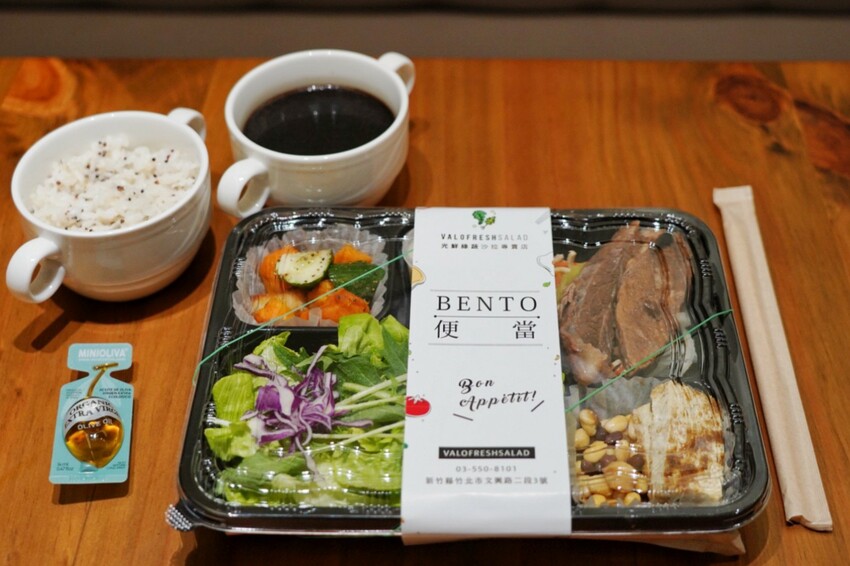 這是我吃過最大盤的溫沙拉！外帶溫沙拉3種蛋白質搭5種配料超澎湃，160元丼飯滿到看不到藜麥飯