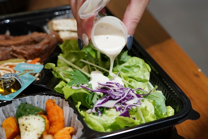 這是我吃過最大盤的溫沙拉！外帶溫沙拉3種蛋白質搭5種配料超澎湃，160元丼飯滿到看不到藜麥飯