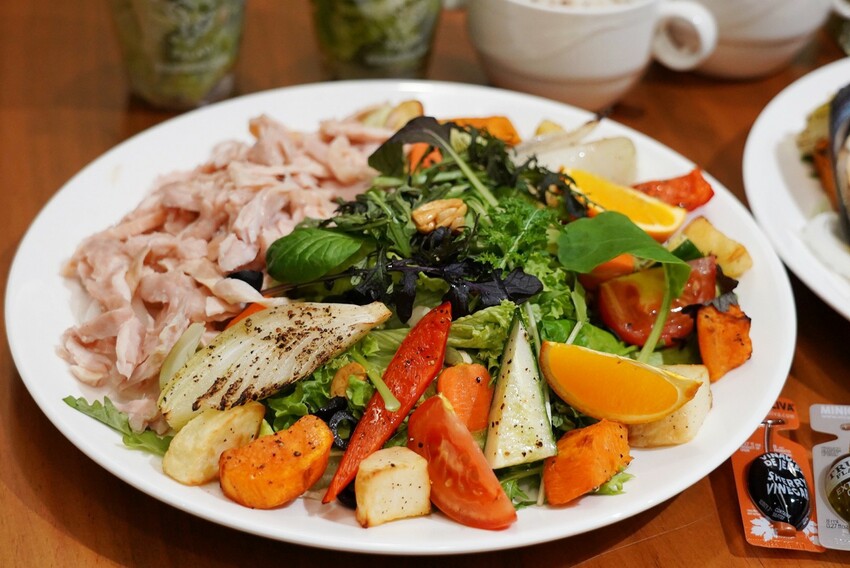 這是我吃過最大盤的溫沙拉！外帶溫沙拉3種蛋白質搭5種配料超澎湃，160元丼飯滿到看不到藜麥飯