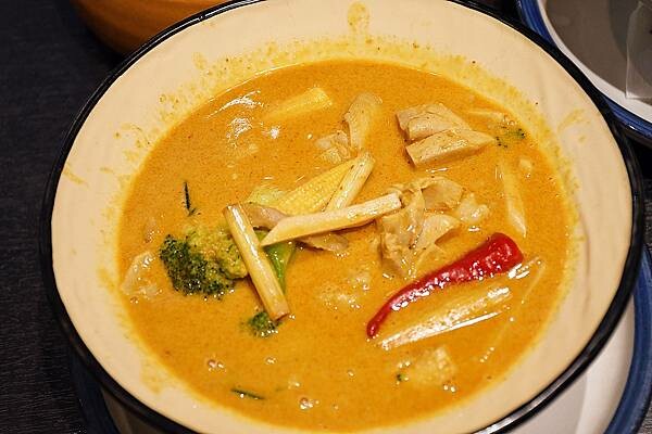 連續六年榮獲米其林必比登推薦的泰國餐廳高雄據點降落在夢時代啦！【帕泰家 Baan Phadthai】讓我瞬間有種重