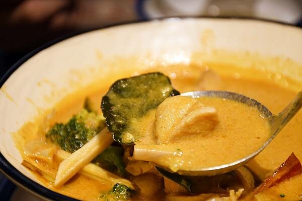 連續六年榮獲米其林必比登推薦的泰國餐廳高雄據點降落在夢時代啦！【帕泰家 Baan Phadthai】讓我瞬間有種重