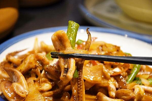 連續六年榮獲米其林必比登推薦的泰國餐廳高雄據點降落在夢時代啦！【帕泰家 Baan Phadthai】讓我瞬間有種重