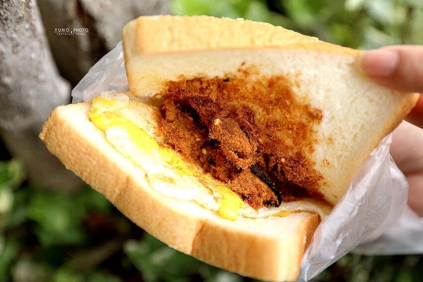 晨吉司漢肉排蛋吐司-社頭員集店｜吐司控必訪！清晨五點半就開賣 不烤不切邊超軟綿肉排蛋吐司。菜單價位